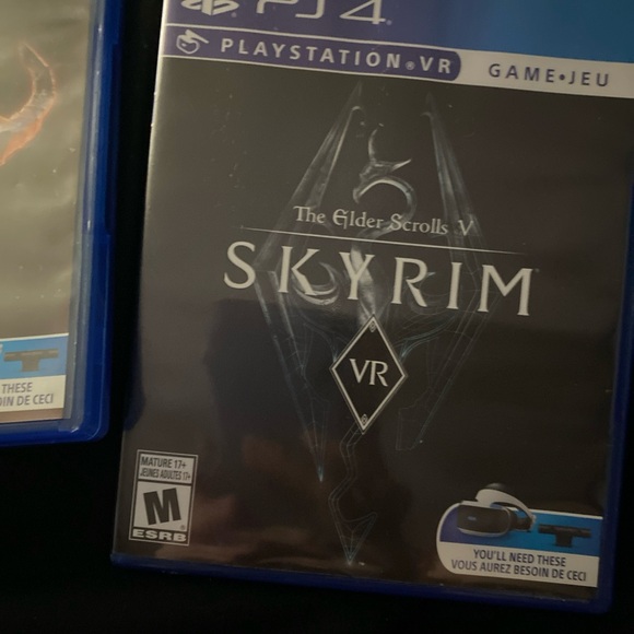 PS4 Game Bundle: Doom VFR, Skyrim VR, The Last of Us - Picture 4 of 7